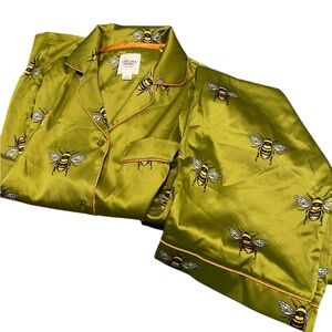 Chelsea Peers Satin pajamas. Green with bumble bee design. Sz 8